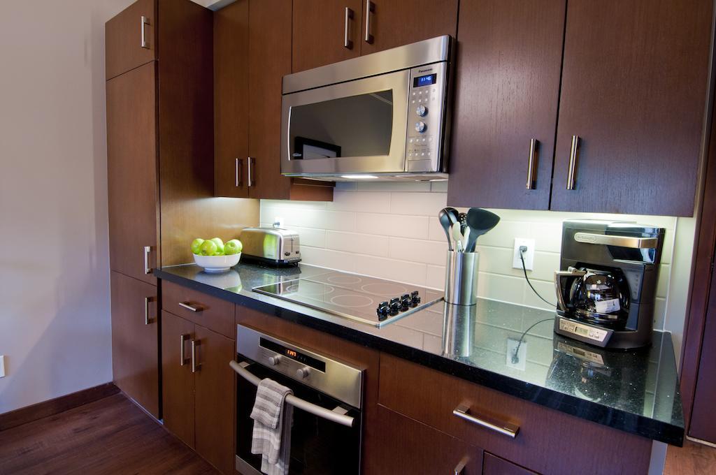 Lodging Ovations Hotel Whistler Room photo