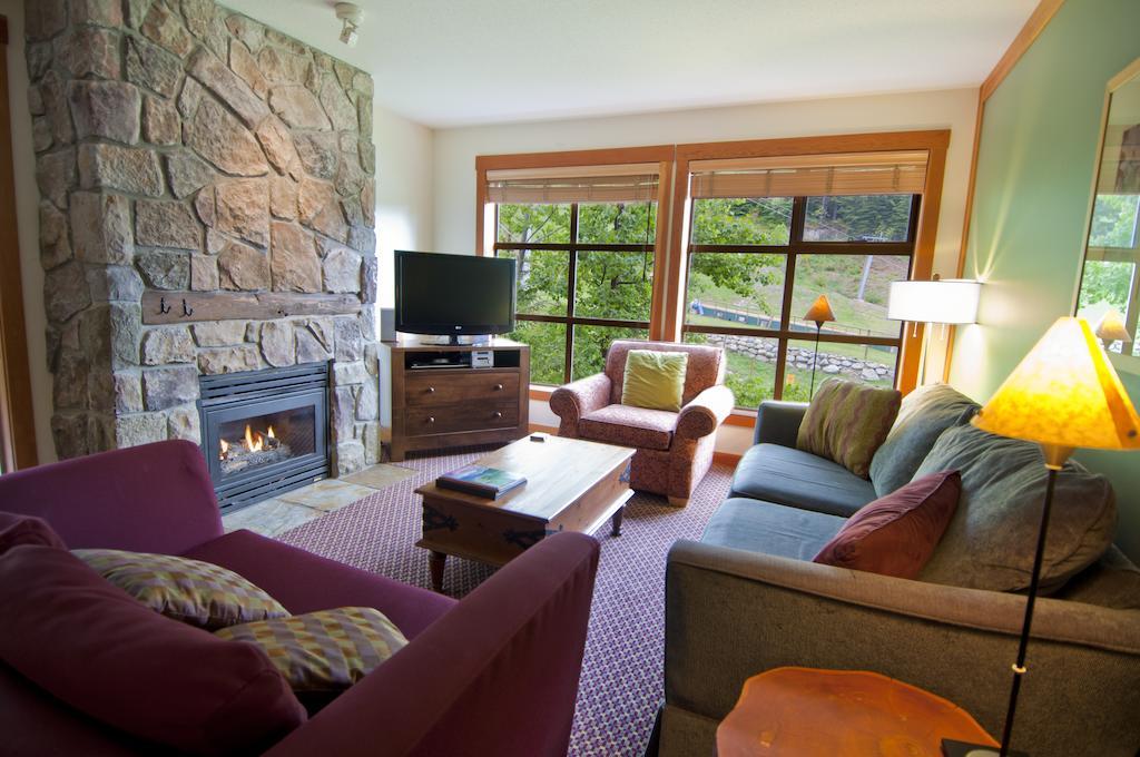Lodging Ovations Hotel Whistler Exterior photo