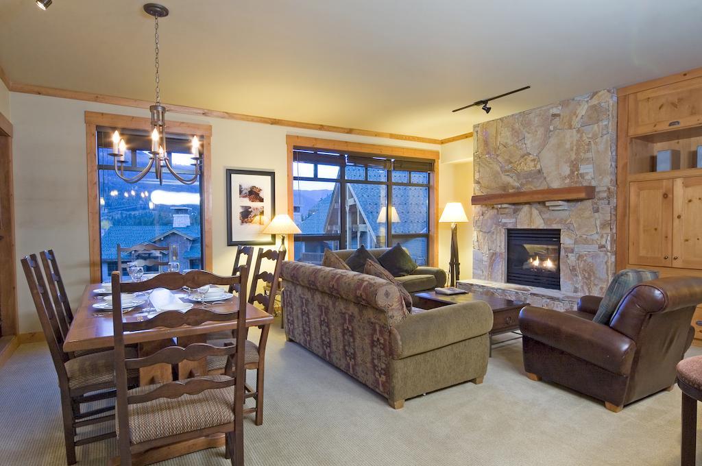 Lodging Ovations Hotel Whistler Exterior photo