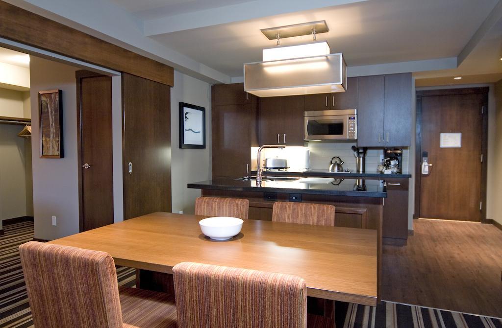 Lodging Ovations Hotel Whistler Exterior photo