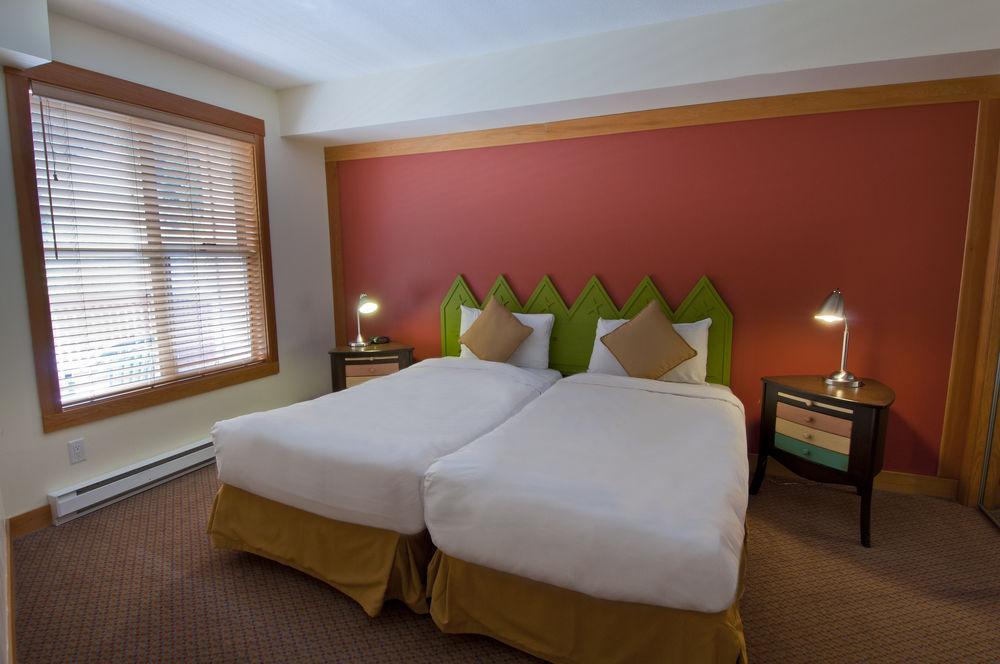 Lodging Ovations Hotel Whistler Exterior photo