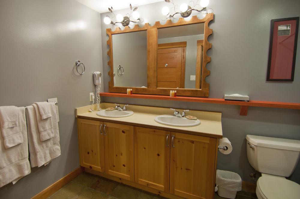 Lodging Ovations Hotel Whistler Exterior photo