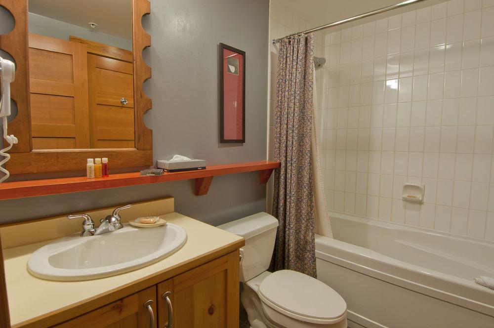 Lodging Ovations Hotel Whistler Exterior photo