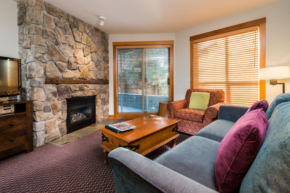 Lodging Ovations Hotel Whistler Exterior photo