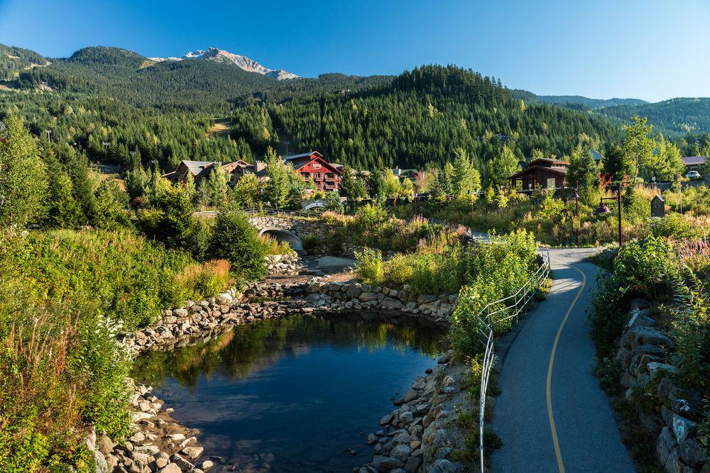 Lodging Ovations Hotel Whistler Exterior photo