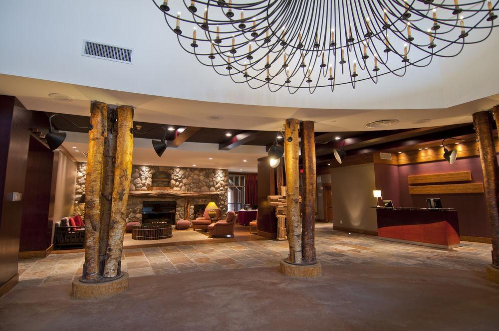 Lodging Ovations Hotel Whistler Exterior photo